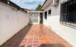 Casa Jd. Aviação -  3 Quartos E Muito Quintal!