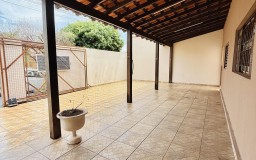 Casa Térrea, 3 Quartos E Terreno Gigante No Residencial Mediterrâneo!