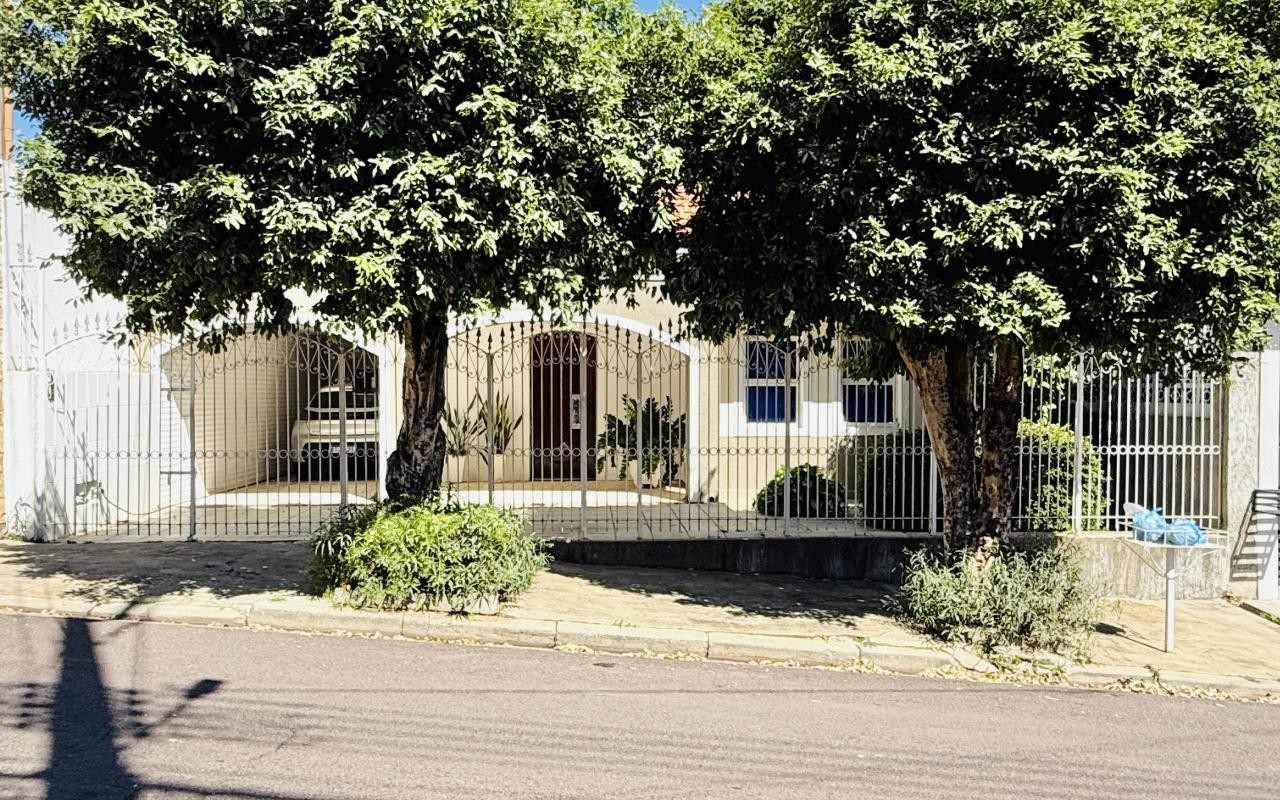 Casa Em Terreno Gigante Na área Nobre De Pres. Pte - 3 Quartos E Muito Quintal!
